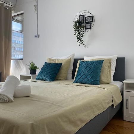 2 Bedroom Apartment With Terrace In City Center Бухарест Екстер'єр фото