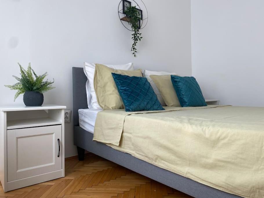 2 Bedroom Apartment With Terrace In City Center Бухарест Екстер'єр фото