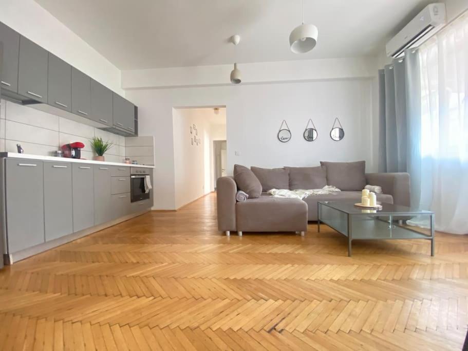 2 Bedroom Apartment With Terrace In City Center Бухарест Екстер'єр фото