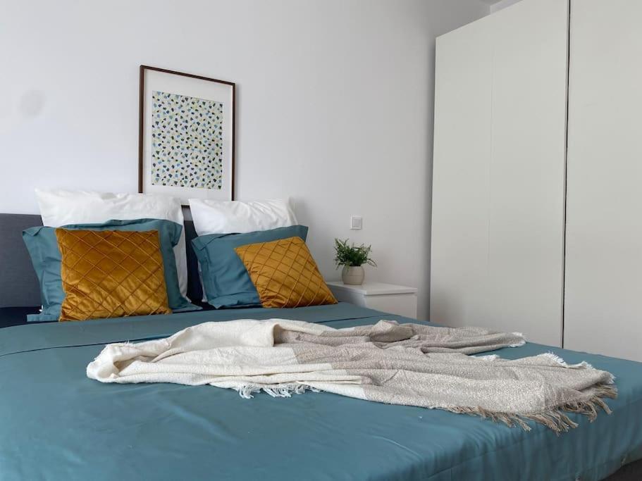 2 Bedroom Apartment With Terrace In City Center Бухарест Екстер'єр фото