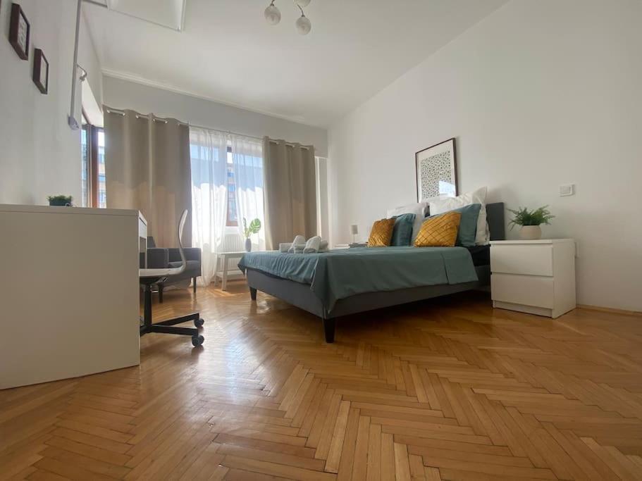 2 Bedroom Apartment With Terrace In City Center Бухарест Екстер'єр фото