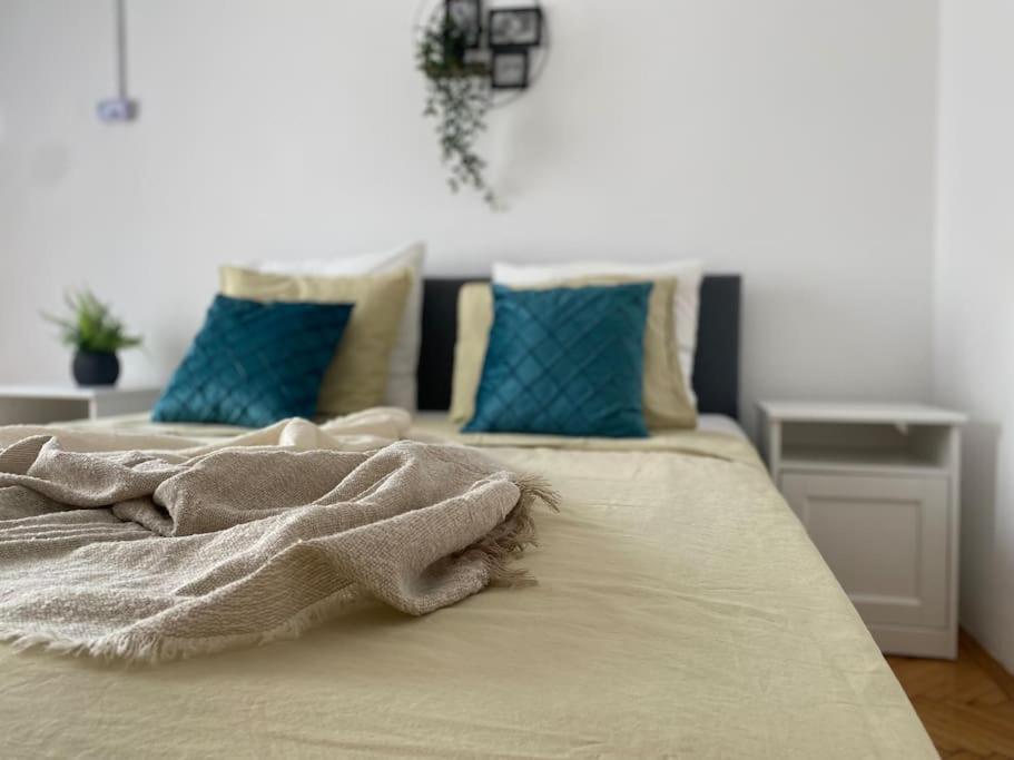 2 Bedroom Apartment With Terrace In City Center Бухарест Екстер'єр фото